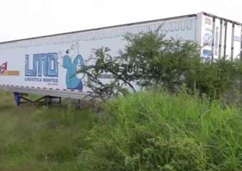 Polícia encontra caminhão abandonado com 150 corpos em matagal