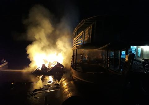 Barco atracado em porto explode e três pessoas ficam gravemente feridas no Amazonas 