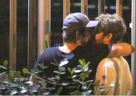 Ex de Bruna Marquezine, Maurício Destri é flagrado aos beijos com ator Gil Coelho