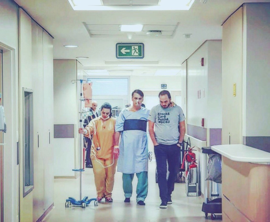 Em postagem no Twitter, Bolsonaro aparece caminhando e agradece apoio 