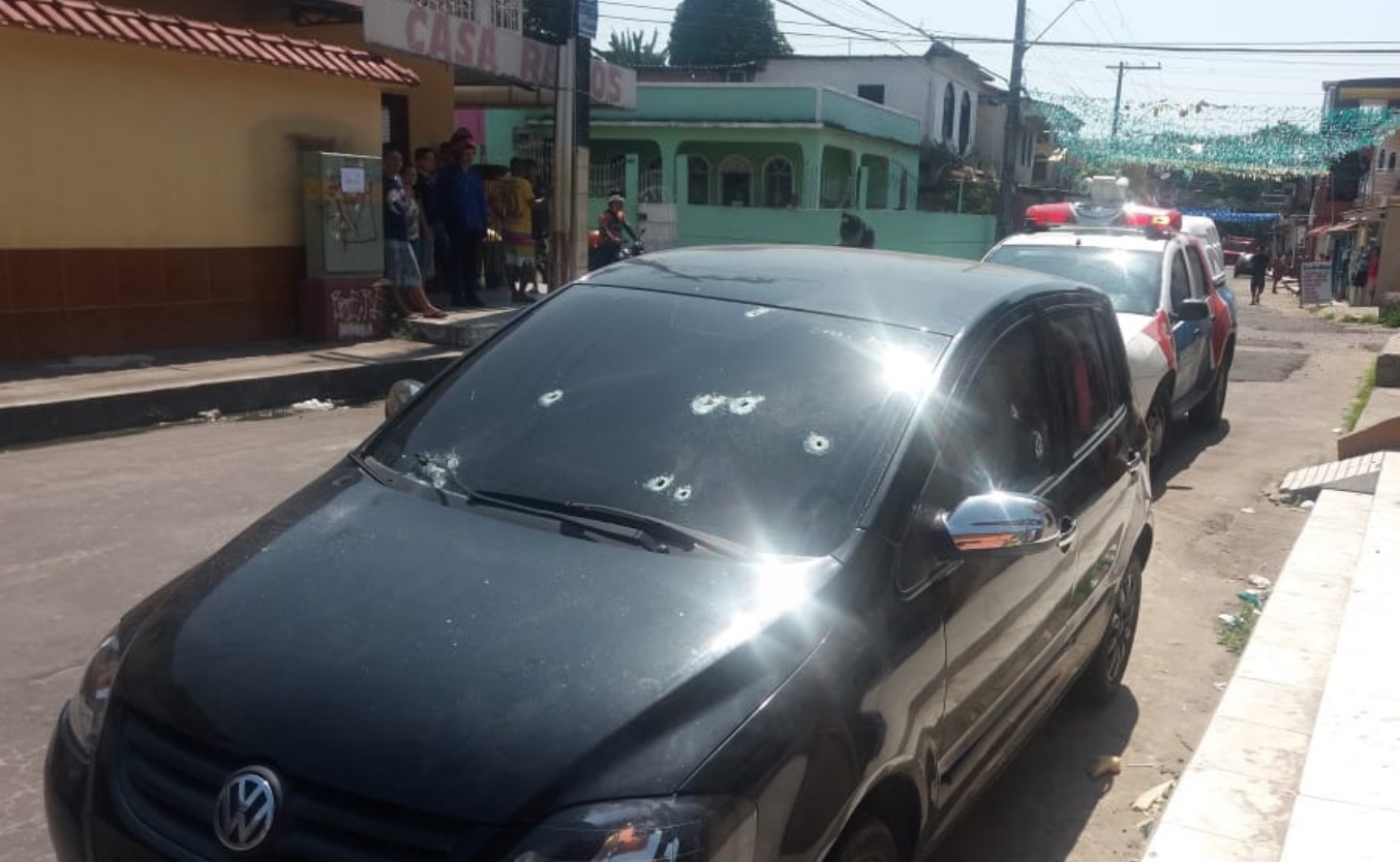 Casal é alvejado com ao menos 10 tiros dentro de carro em Manaus