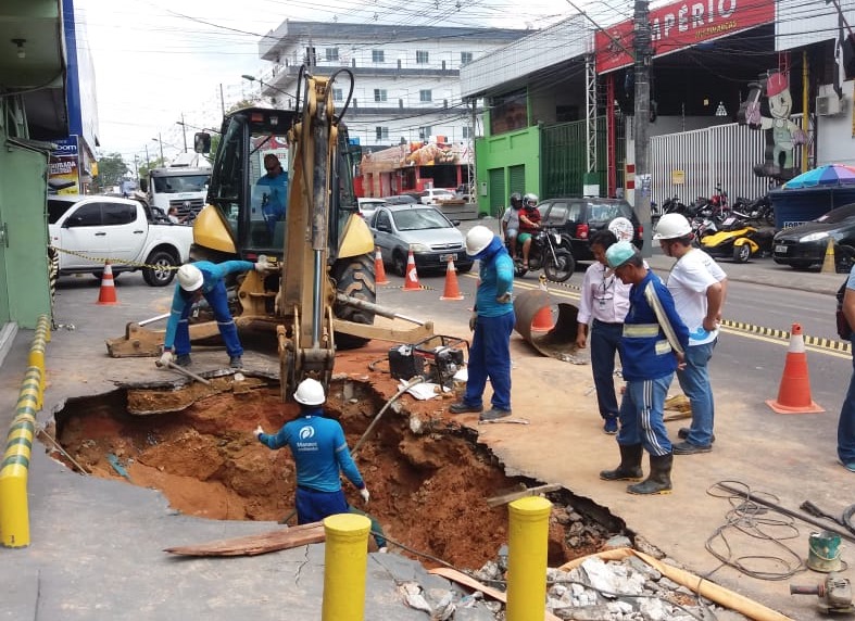 Ageman fiscaliza reparo de adutora que rompeu na zona oeste de Manaus