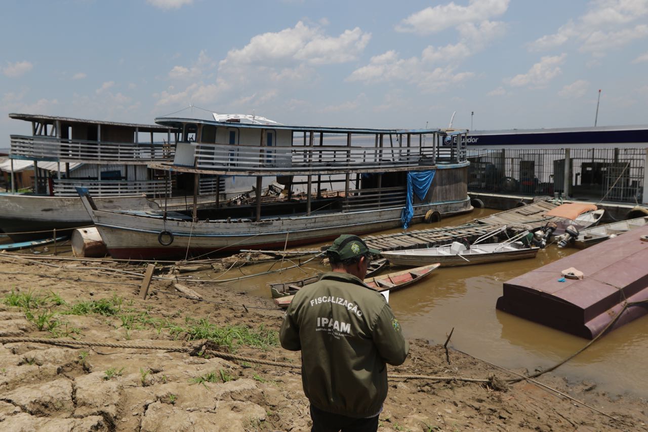 Empresa que administra porto onde barco explodiu é multada em R$ 350 mil