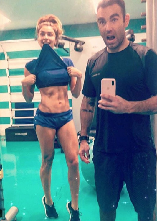 Grazi Massafera levanta camisa e barriga 'choca' seguidores