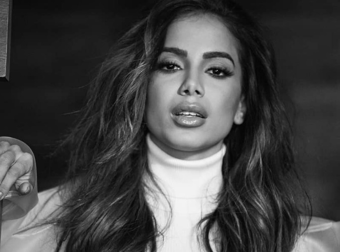 Detonada na web, Anitta faz textão sobre apoiar ou não Bolsonaro e causa mais polêmica