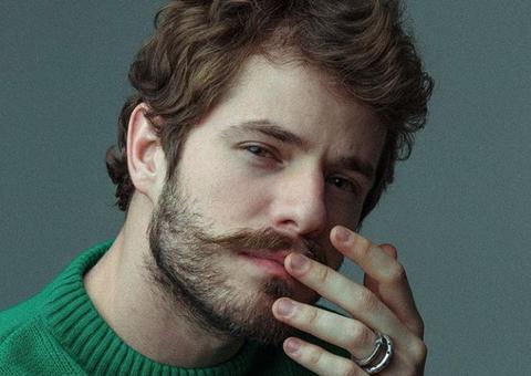 Ex de Bruna Marquezine se pronuncia sobre fotos supostamente beijando ator