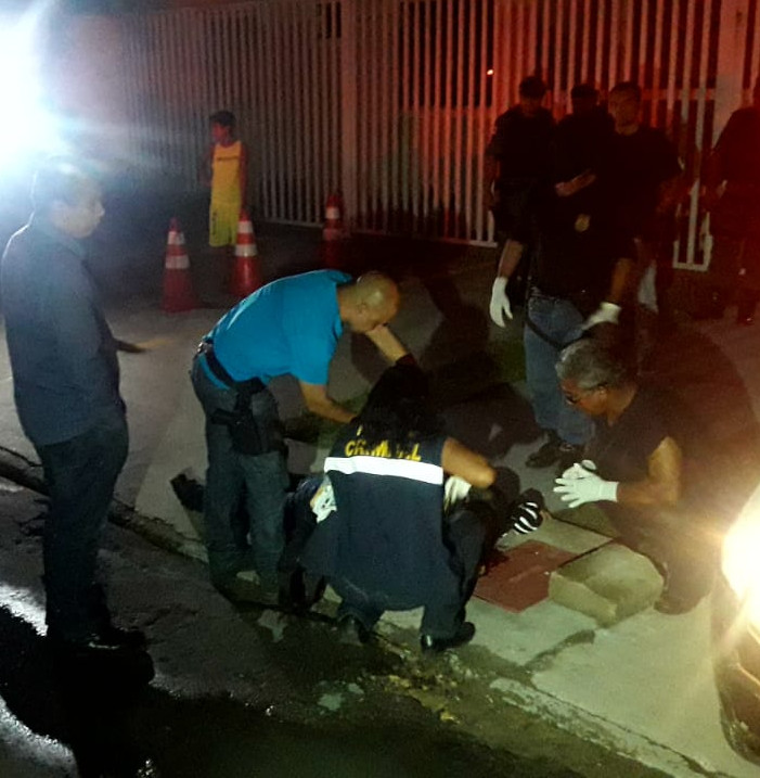 Homem é morto com 3 tiros na cabeça em calçada de Manaus