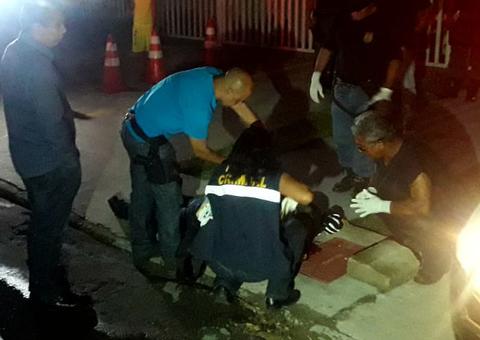 Homem é morto com 3 tiros na cabeça em calçada de Manaus