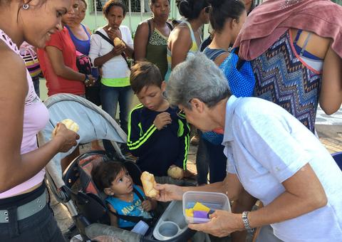 Venezuelanos fazem fila gigante por pão e sopa em Boa Vista