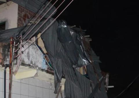 Casas ficam destruídas durante temporal em Manaus 