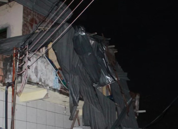 Casas ficam destruídas durante temporal em Manaus 