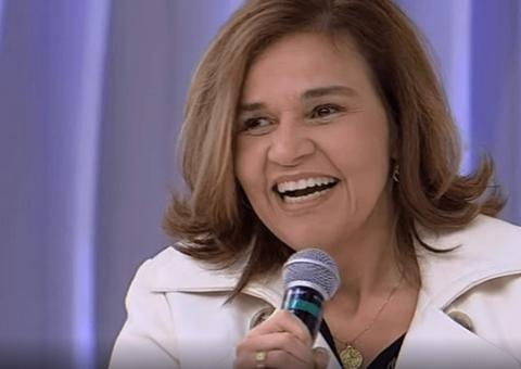 Claudia Rodrigues posa com crachá da Globo após ser recontratada por determinação da justiça