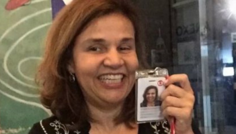 Claudia Rodrigues posa com crachá da Globo após ser recontratada por determinação da justiça