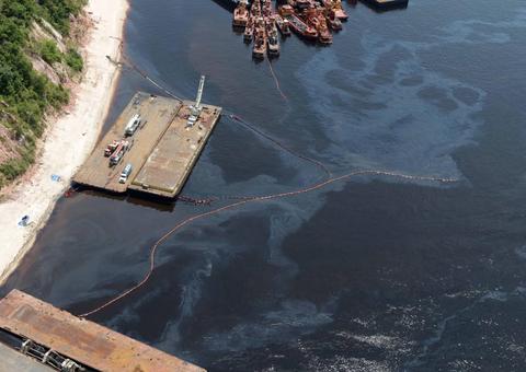 Ipaam aplica multa de R$ 2,5 milhões a empresa por vazamento de óleo no Rio Negro em Manaus