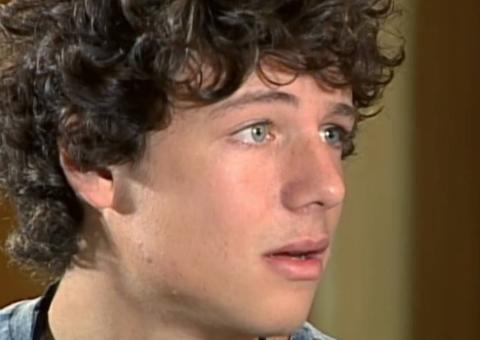  Ator de Belíssima que caiu do 5º andar de prédio aparece em cama de hospital  