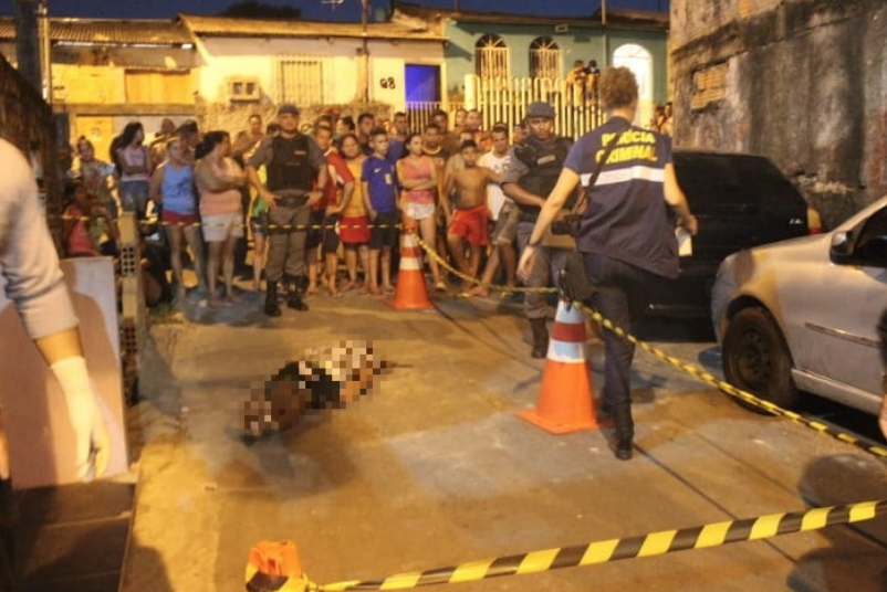 Homem é perseguido e executado a tiros por rival no meio da rua em Manaus