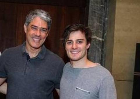 Primo gato de William Bonner posa ao lado do namorado em ensaio