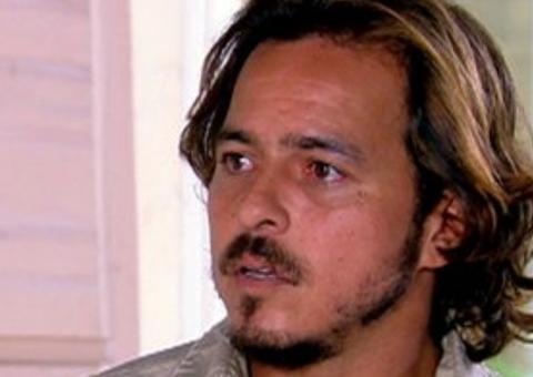 Ex-ator global vive isolado em ilha