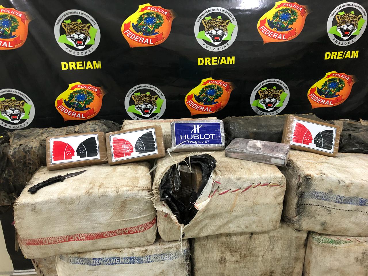 PF apreende mais de 800 kg de cocaína pura escondida em balsa no Amazonas 