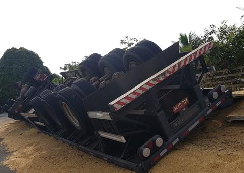 Carreta com carga de farinha capota e carro pega fogo na rodovia AM-010