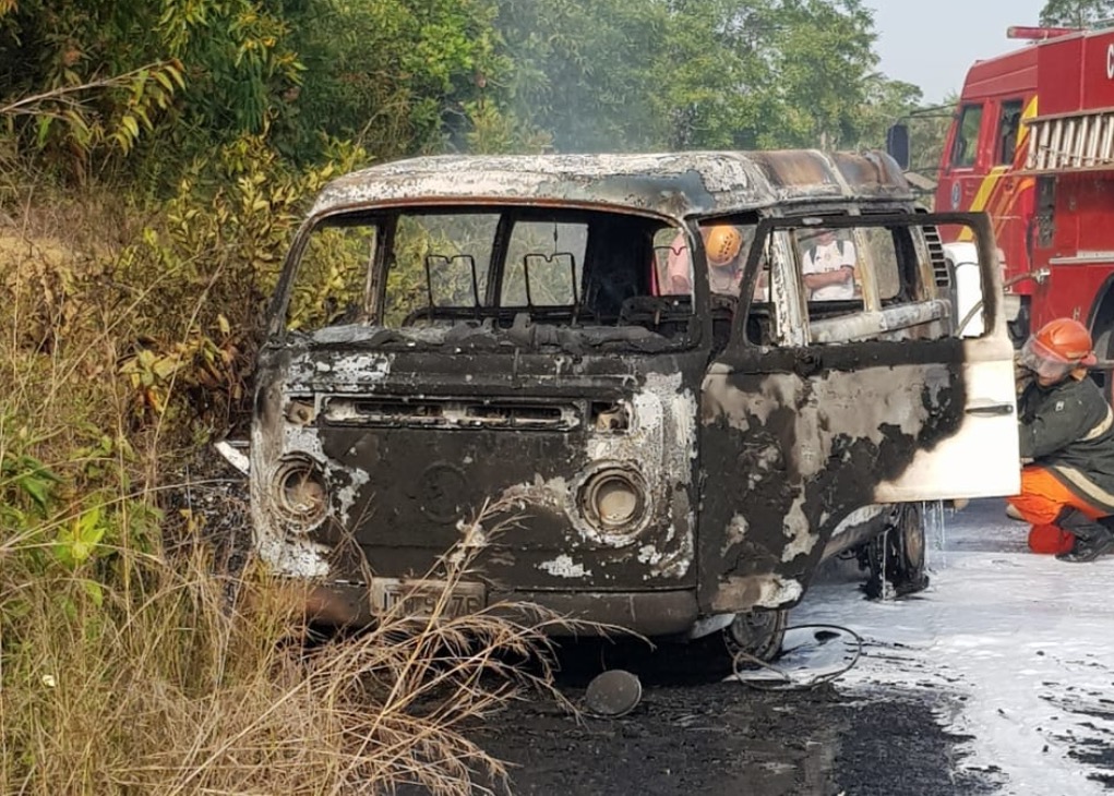 Carreta com carga de farinha capota e carro pega fogo na rodovia AM-010