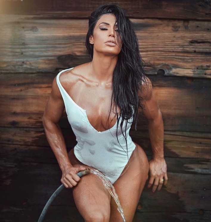 Gracyanne Barbosa posa sensual e mostra demais com maiô molhado