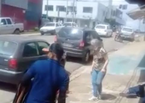 Homem leva surra de cinta após dar "cantada" em mulher na rua; veja vídeo