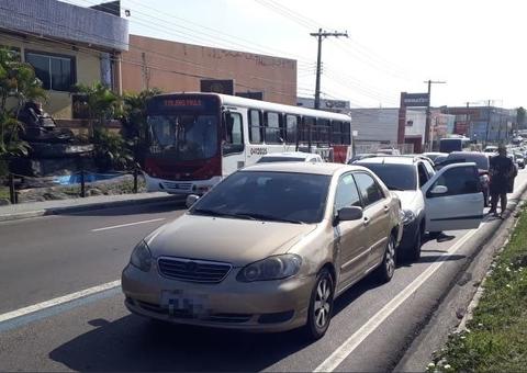 Quatro carros engavetam na zona norte de Manaus 