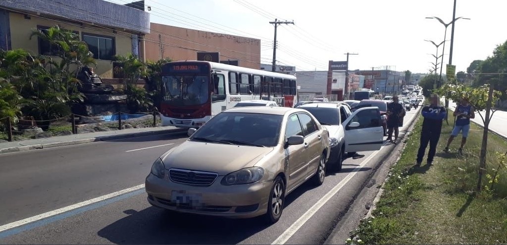 Quatro carros engavetam na zona norte de Manaus 