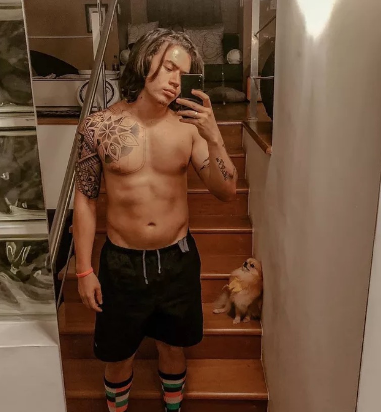 Whindersson Nunes exibe tanquinho após perder 15kg