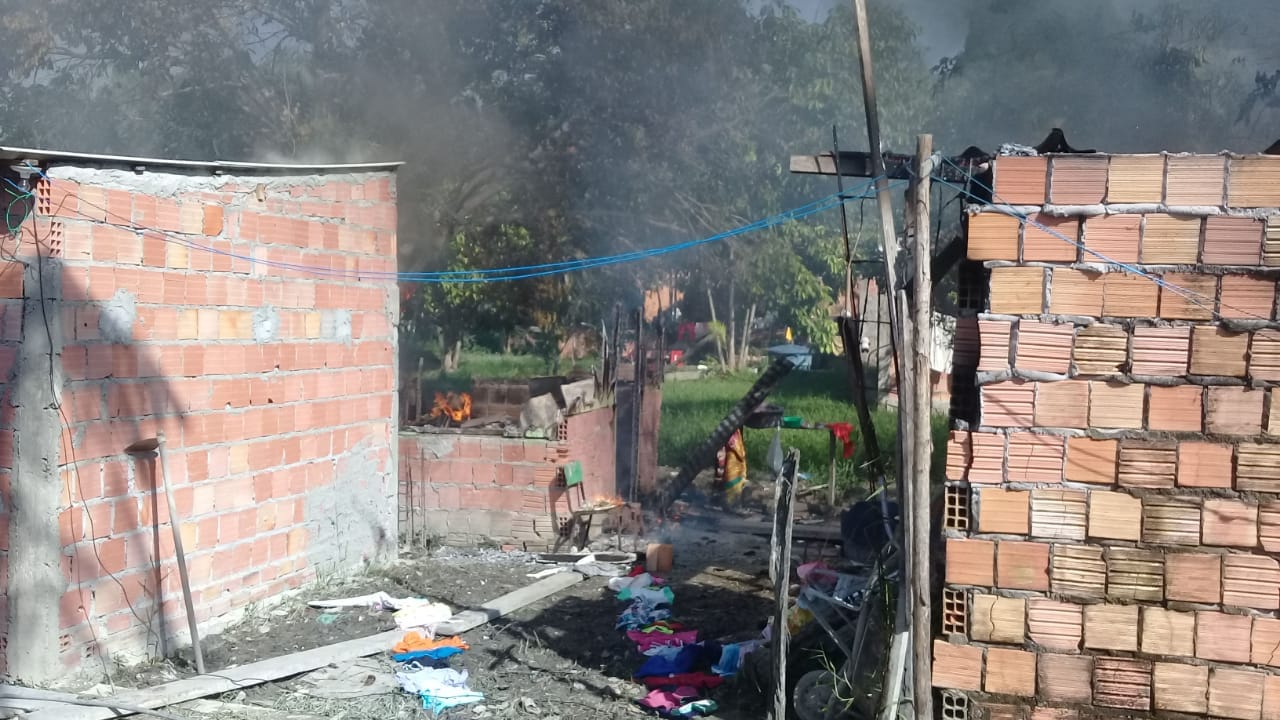 Quatro casas viram cinzas durante incêndio em comunidade de Manaus