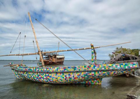 Grupo cria primeiro barco do mundo feito 100% com resíduos plásticos