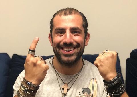 Irmã de ex-BBB Kaysar posta foto com os pais a caminho do Brasil