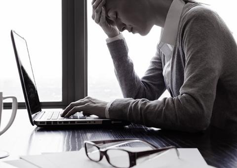Ter um chefe ruim pode te deixar doente e efeito é tão danoso quanto o do cigarro