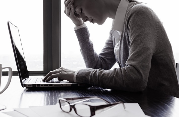 Ter um chefe ruim pode te deixar doente e efeito é tão danoso quanto o do cigarro