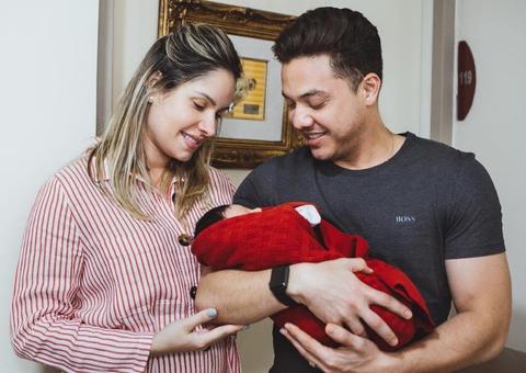 Wesley Safadão dá presente de R$ 2 milhões para filho recém-nascido com Thyane