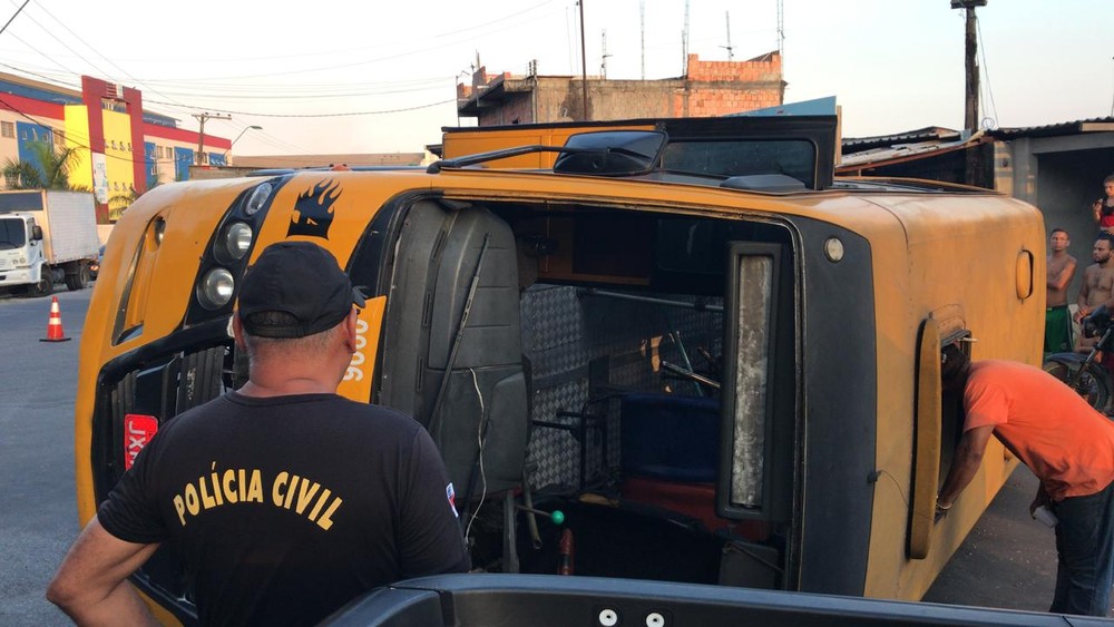 Colisão entre caminhão e micro-ônibus deixa 6 feridos em Manaus