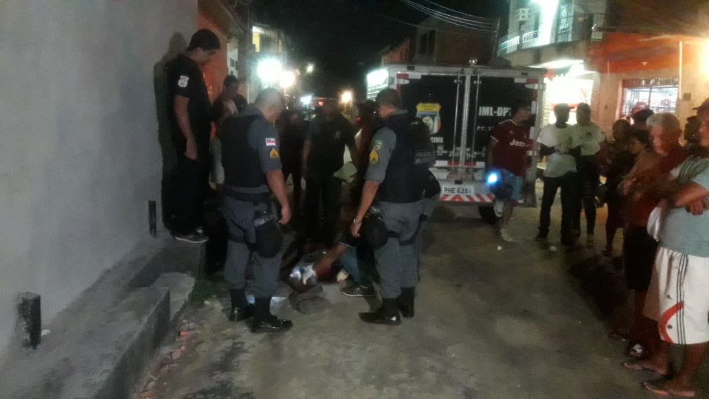 Em muro do 'Comando Vermelho', homem é assassinado a tiros em Manaus