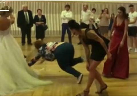 Penetra bêbada rouba buquê, cai de cara e quase derruba noiva