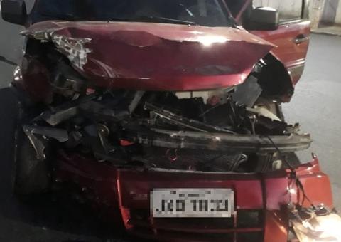 Acidente em cruzamento deixa carros destruídos em Manaus