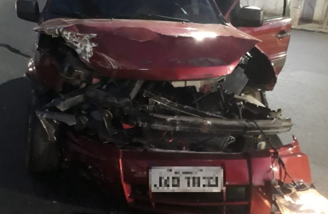 Acidente em cruzamento deixa carros destruídos em Manaus