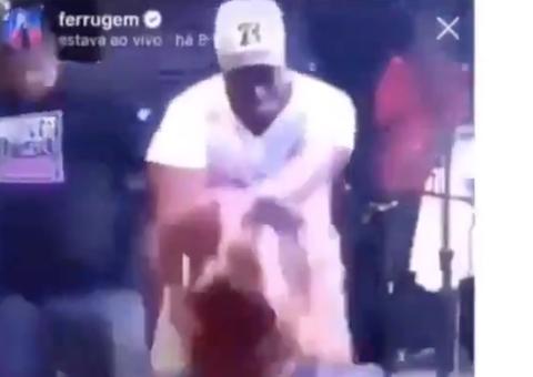 Mulher sobe no palco de Ferrugem e é surpreendida com simulação bizarra de sexo 