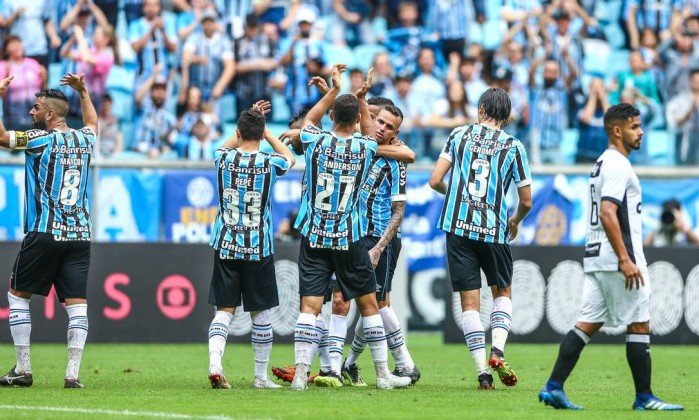 Grêmio vence Ceará e ultrapassa Flamengo provisoriamente