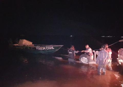 Com sigla da Polícia Civil, lancha usada por 'piratas' é apreendida no Amazonas