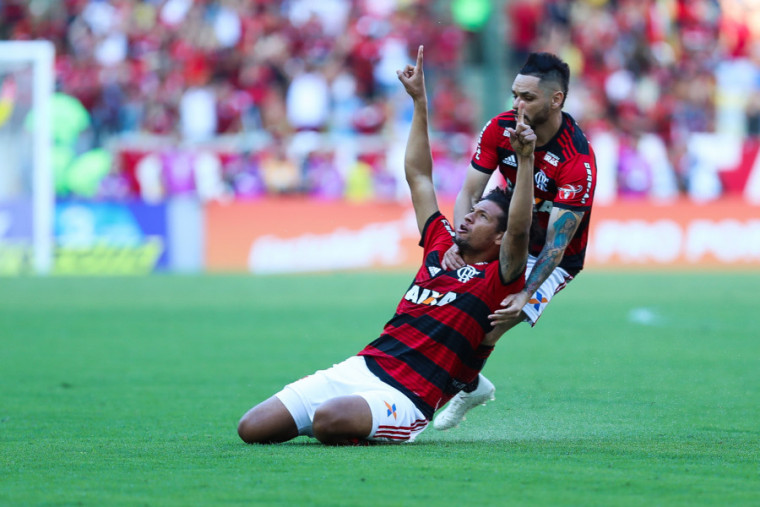 Flamengo vence o Atlético-MG e encurta distância para a liderança do Brasileiro