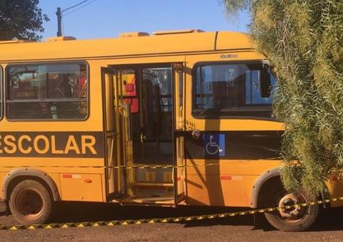 Criança de 2 anos morre atropelada por ônibus da Apae 