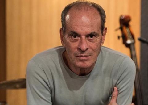 Ney Matogrosso flagra OVNI no céu e divulga vídeo