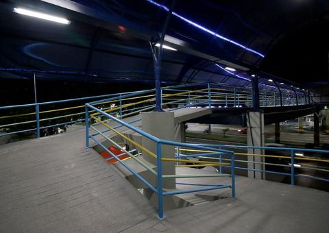Prefeitura revitaliza passarelas com iluminação LED em Manaus 