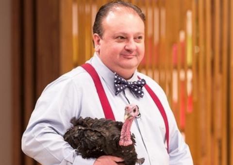 Jurado do Masterchef, Erick Jacquin é flagrado em clima de intimidade com morena em boate de Manaus 