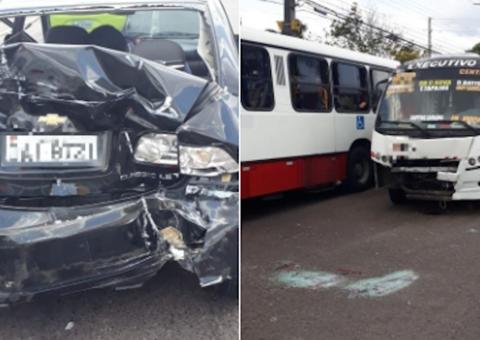Colisão violenta entre carro e micro-ônibus alternativo deixa idosa ferida em Manaus
